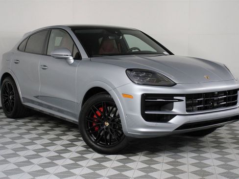 Used 2025 Porsche Cayenne S image 9