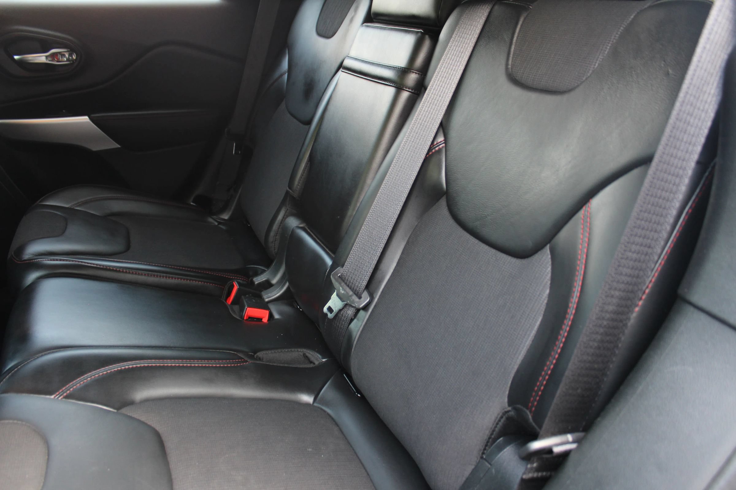 Used 2018 Jeep Cherokee Trailhawk AWD/4WD image 13