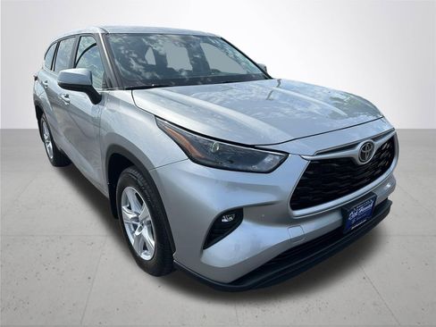 Used 2023 Toyota Highlander LE AWD/4WD image 5