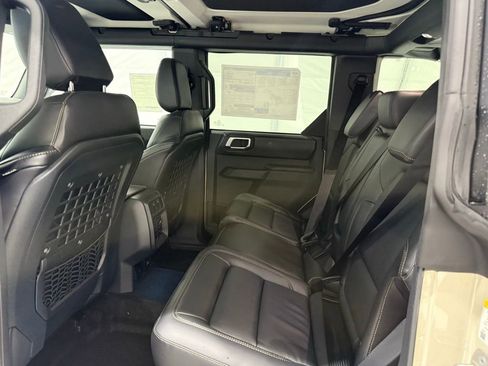New 2025 Ford Bronco Badlands w/ Sasquatch Package AWD/4WD image 16