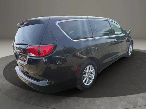 Used 2022 Chrysler Voyager LX FWD image 5