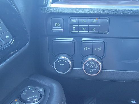 Used 2025 Chevrolet Suburban LT w/ Comfort Package image 32