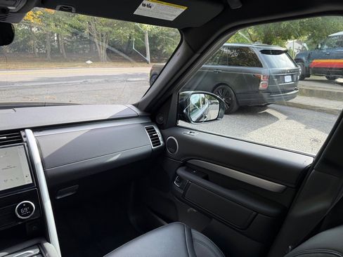 New 2025 Land Rover Discovery Dynamic SE image 9