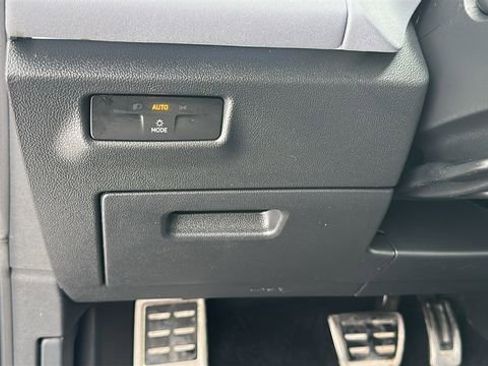 Used 2025 Volkswagen Tiguan SE R-Line image 19