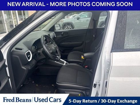 Used 2023 Hyundai Venue Limited FWD image 11