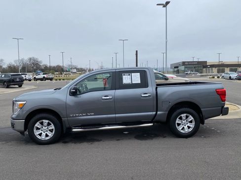 Used 2018 Nissan Titan SV w/ SV Convenience Package image 4