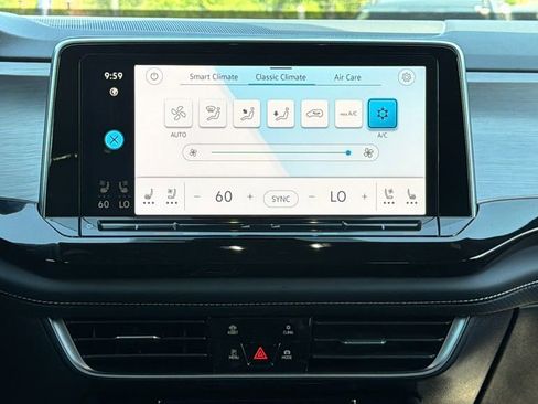 Certified 2025 Volkswagen Atlas Cross Sport SE AWD/4WD image 18