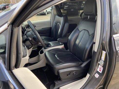 Used 2023 Chrysler Pacifica Touring-L image 17