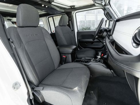 Used 2024 Jeep Wrangler Sahara image 40