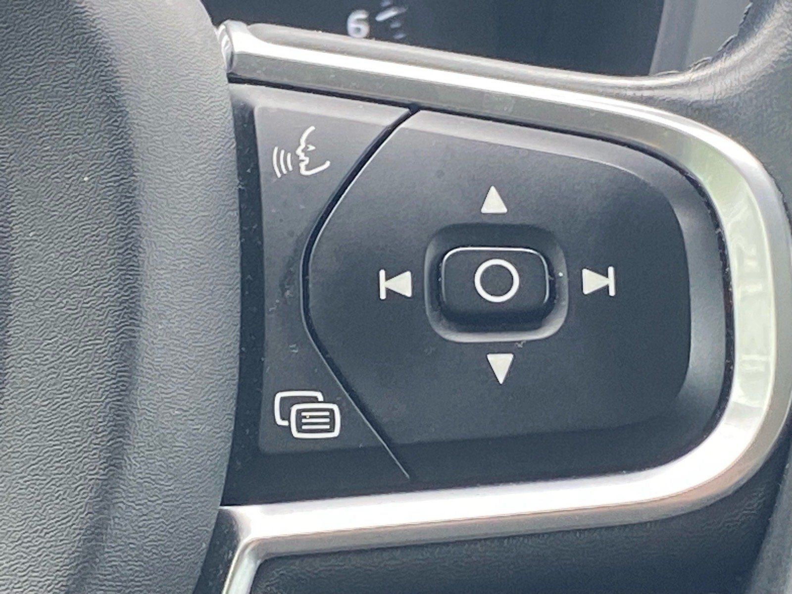 Used 2018 Volvo XC60 T5 Momentum w/ Convenience Package AWD/4WD image 6