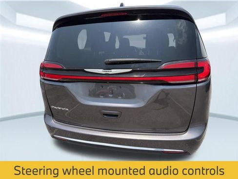 Used 2023 Chrysler Pacifica Touring-L FWD image 12