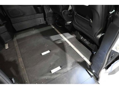 Used 2024 Chrysler Pacifica Touring-L w/ Uconnect Theater Family Group FWD image 19