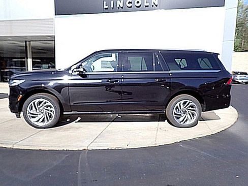 New 2025 Lincoln Navigator L Reserve image 2