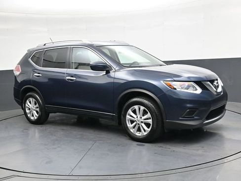 Used 2016 Nissan Rogue SV image 2
