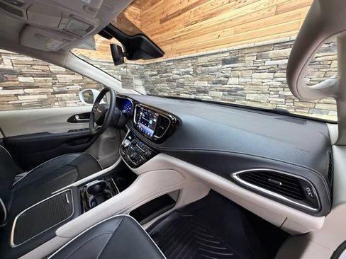 Used 2022 Chrysler Pacifica Limited FWD image 13
