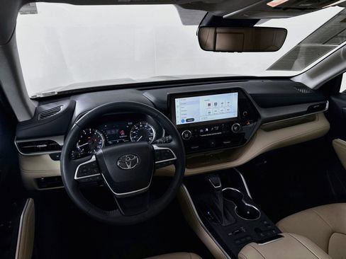 Used 2023 Toyota Highlander XLE AWD/4WD image 23