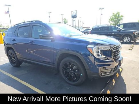 Used 2022 GMC Terrain SLE w/ Driver Convenience Package AWD/4WD image 2