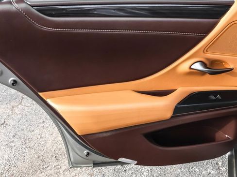 Used 2020 Lexus ES 300h w/ Luxury Package image 27