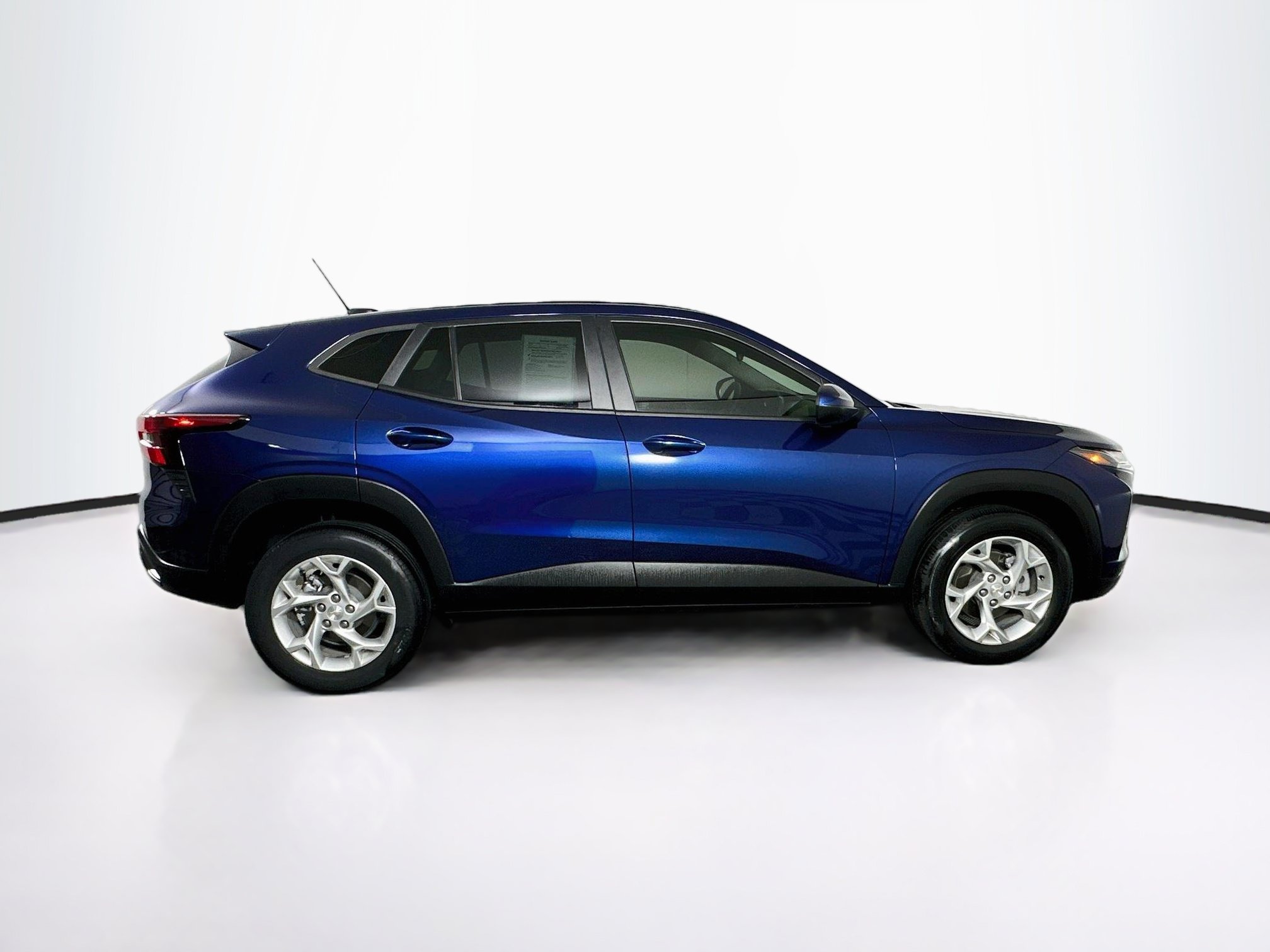 Used 2024 Chevrolet Trax LS w/ LS Convenience Package FWD image 10