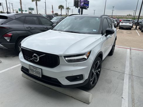 Used 2021 Volvo XC40 T5 R-Design w/ Protection Package Premier AWD/4WD image 2