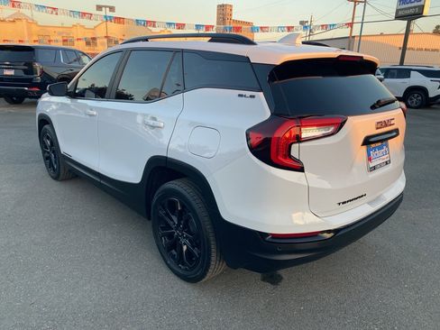 Used 2022 GMC Terrain SLE w/ Elevation Edition image 12