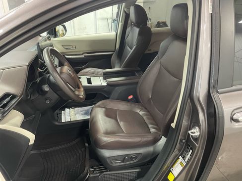 Used 2021 Toyota Sienna Platinum image 9