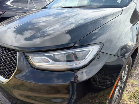 Used 2023 Chrysler Pacifica Touring-L FWD image 2
