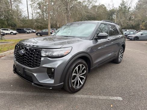 Used 2025 Ford Explorer ST-Line image 3