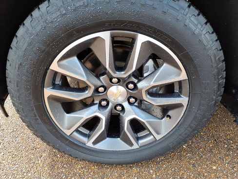 Used 2022 Chevrolet Silverado 1500 LT AWD/4WD image 9