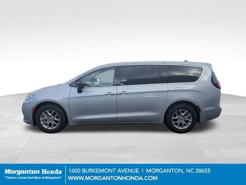 Used 2024 Chrysler Pacifica Touring-L FWD image 5