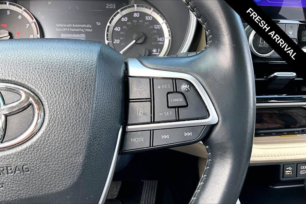 Used 2024 Toyota Highlander XLE AWD/4WD image 14