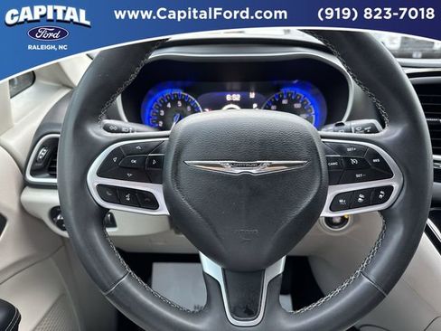 Used 2023 Chrysler Pacifica Touring-L FWD image 34