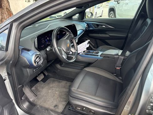 Used 2025 Chevrolet Equinox EV LT w/ Convenience Package image 9