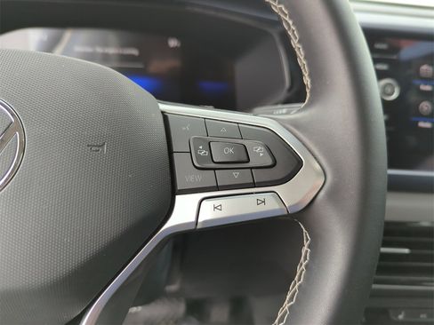 Used 2022 Volkswagen Taos SE w/ Panoramic Sunroof Package image 39