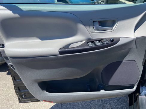 Used 2017 Toyota Sienna LE FWD image 15