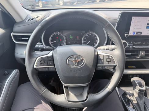 Used 2023 Toyota Highlander XLE image 22