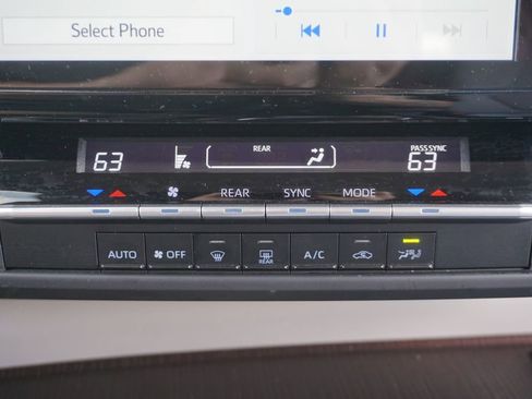 Used 2024 Toyota Sienna LE image 11