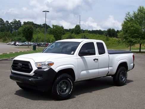Used 2023 Toyota Tacoma SR image 3