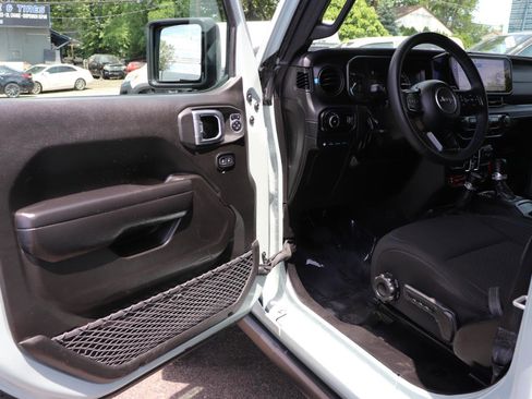 Used 2024 Jeep Wrangler Unlimited Rubicon 4xe AWD/4WD image 10