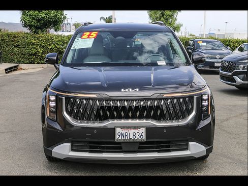 Used 2025 Kia Carnival EX FWD image 2