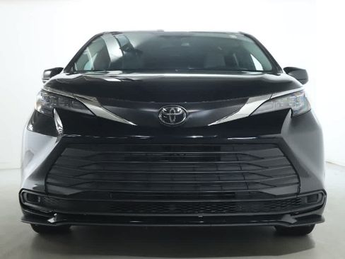 Used 2026 Toyota Sienna LE AWD/4WD image 5