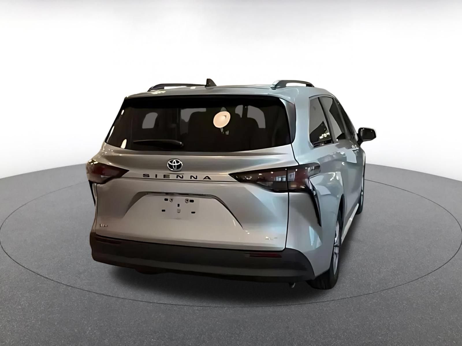 Used 2025 Toyota Sienna XLE FWD image 10