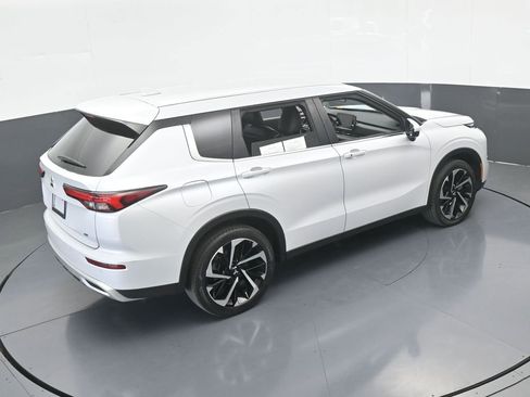 Used 2023 Mitsubishi Outlander SE image 59