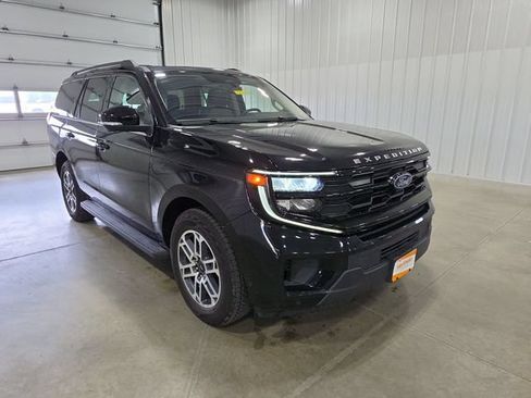 Used 2025 Ford Expedition Active AWD/4WD image 2