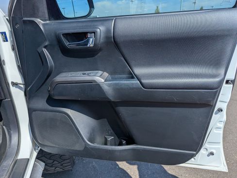 Used 2017 Toyota Tacoma TRD Off-Road AWD/4WD image 38