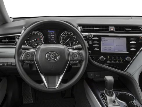 Used 2018 Toyota Camry LE image 5