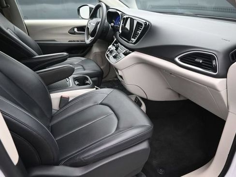 Used 2024 Chrysler Pacifica Touring-L FWD image 22