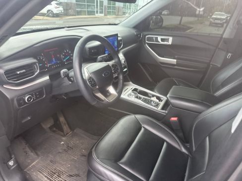 Used 2023 Ford Explorer XLT w/ Equipment Group 202A AWD/4WD image 13