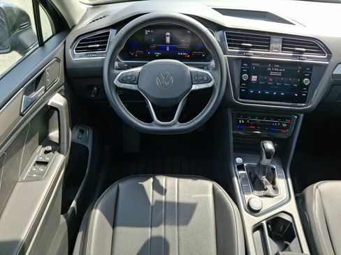 Certified 2024 Volkswagen Tiguan SE image 12