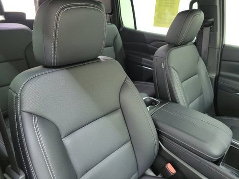 Used 2025 Chevrolet Traverse LT FWD image 10